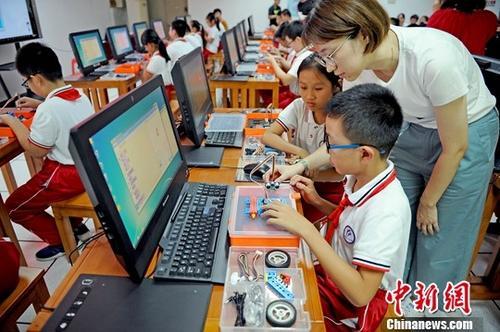 资料图:孩?#29992;?#22312;上计算机课。中新社记者 佟郁 摄