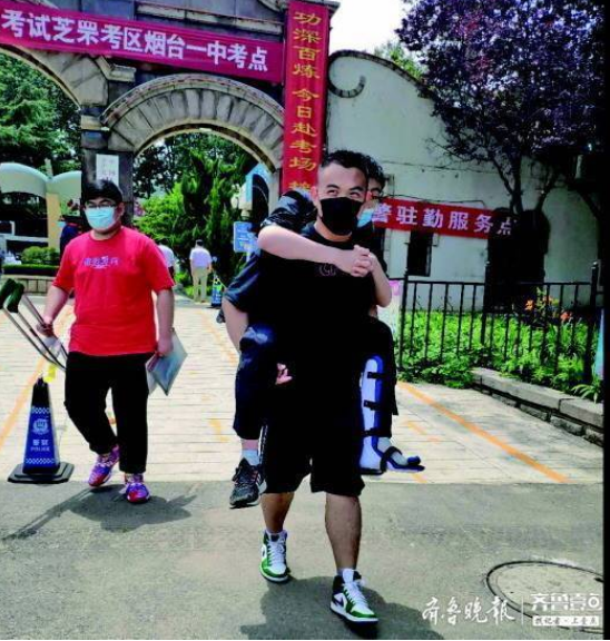 安鹏宇将脚受伤的同学背出考场。