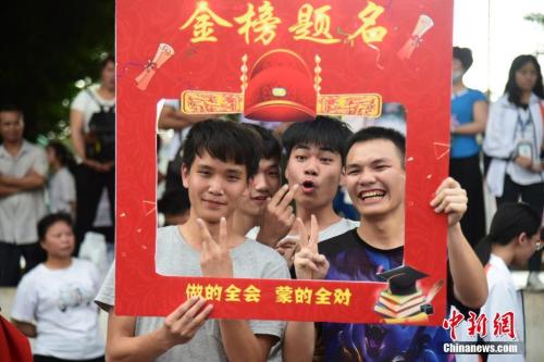 资料图:6月5日,高考倒计时两天,广西柳州市柳江中学举行2018年“祝福高三”活动,为考生“花式”减压。王以照 摄