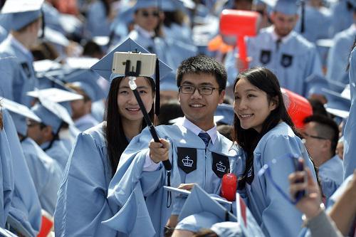 2015年5月20日，几名中国留学生在美国哥伦比亚大学毕业典礼上自拍。 新华社记者王雷摄