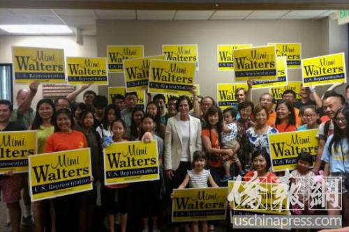 尔湾及橙县华裔学生和家长支持45区现任国会议员华特斯(Mimi Walters)竞选连任。(美国侨报记者 尚颖 摄)