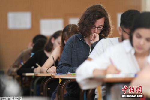 当地时间6月18日，法国高中毕业会考开考，学生们参加第一科——4小时的哲学考试。