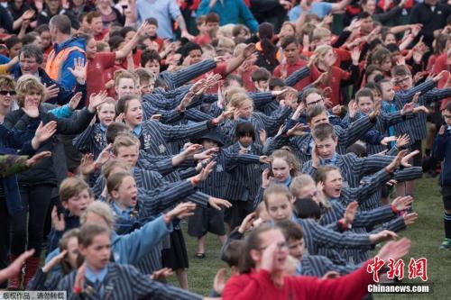 当地时间2016年11月2日，新西兰马斯特顿，约七千名学生聚集公园共跳毛利战舞，欲打破吉尼斯世界纪录。