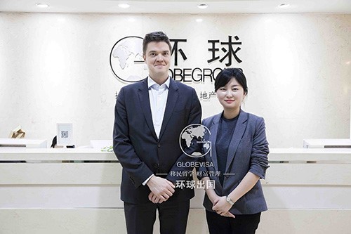 (加拿大魁省投资移民律师近日与环球出国项目总监合影)