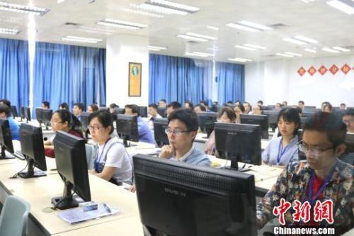 资料图:广西高考评卷现场,评卷老师认真评卷。 林艳华 摄
