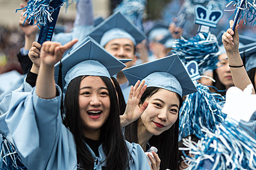 在美国纽约,几名中国留学生参加哥伦比亚大学毕业典礼。(新华社)