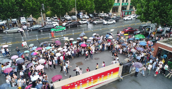 资料图:一中学小升初考试,千名家长雨中等候。(图源:东方IC)