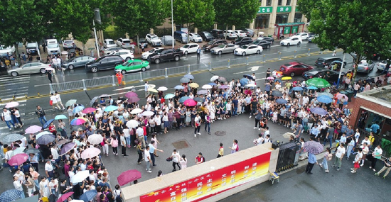   资料图：一中学小升初考试，千名家长雨中等候。（图源：东方IC） 