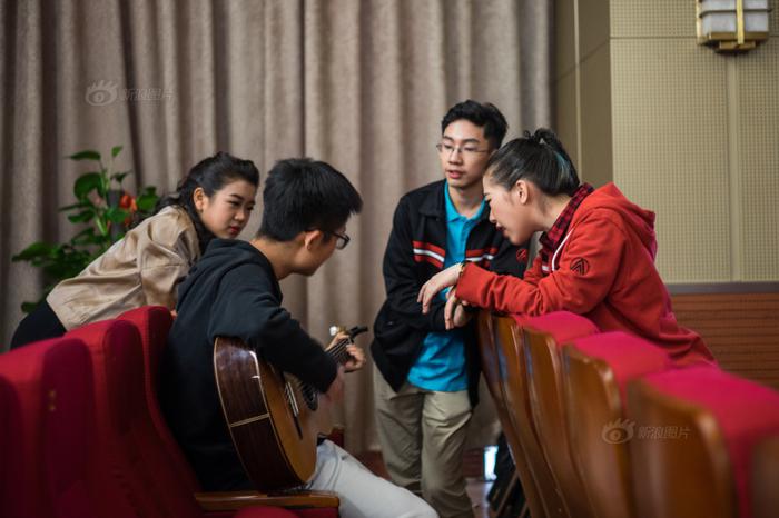 北师大实验中学学生自导自演音乐剧《妈妈咪呀》排练中 