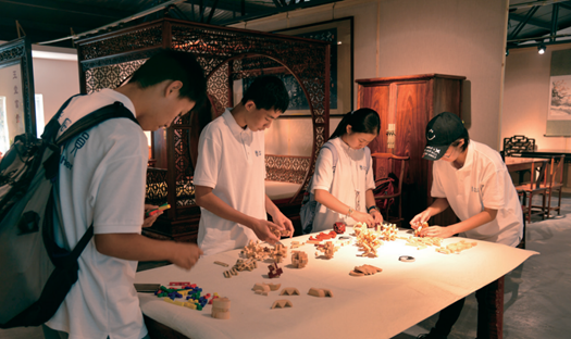 学生在儒匠传奇工坊体验雕漆制作