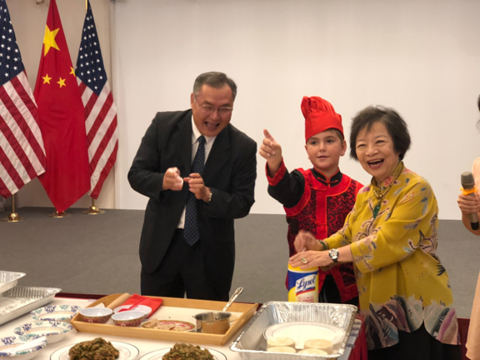 活动现场包饺子 图片来源：海外网