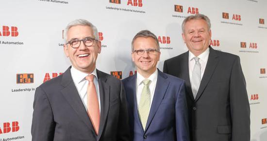 2017年4月，ABB收购奥地利公司B&R，此举加强了ABB在机器人领域的竞争力。图中从左至右为史毕福、ABB中欧区域负责人Peter Terwiesch以及B&R总经理Hans Wimmer 图源：APA