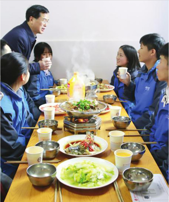 1月17日，湖南师大二附中食堂餐厅，校长张胜利端着饮料和学生们在餐桌上交流。潇湘晨报 图