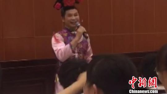 图为活动现场,男老师扮“华妃”为高考生减压。 钟欣 摄