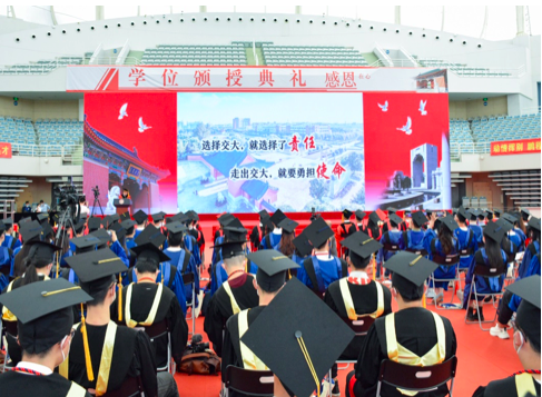 6月22日,上海交通大学2022年毕业典礼现场。上海交大供图