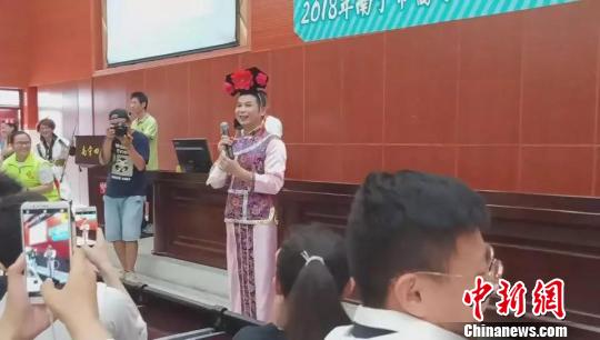 图为活动现场,男老师扮“华妃”为高考生减压。 钟欣 摄