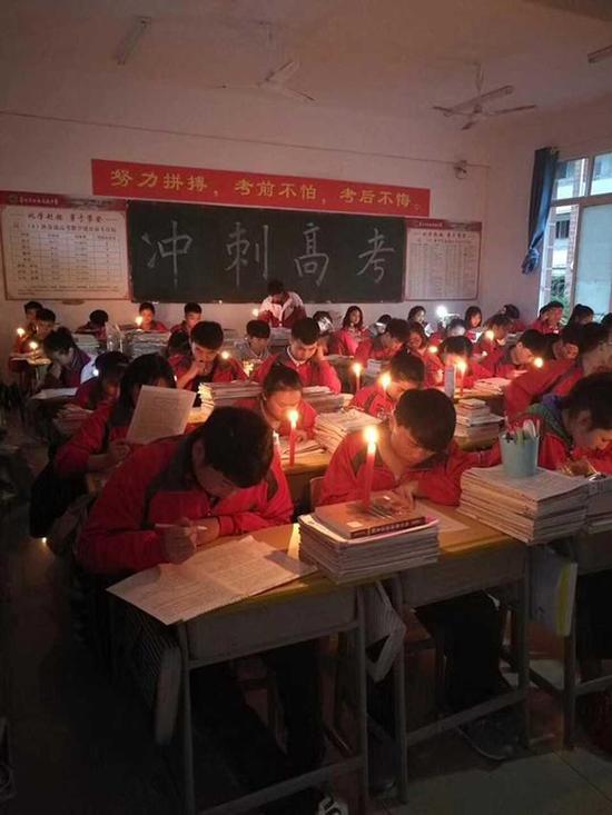 学校停电高三生秉烛自习:为了多考一两分