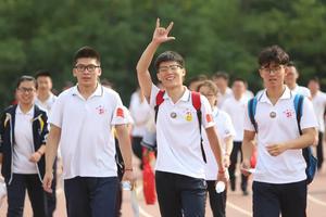 觉得今年高考作文题难？看央视评论员如何下笔