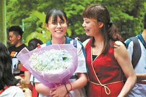 陪考的70后家长：00后一代孩子不以成绩论成败