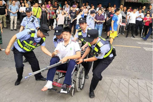 西安三位考生行动不便 莲湖警方帮助入场刷爆朋友圈
