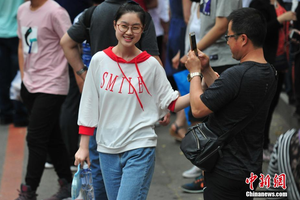 高考作文点评：担当大任 和新时代挽手同行