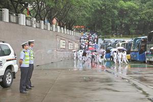 广东江门市3万学子冒雨参加高考 比去年增加1219人