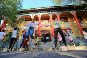 仅是一次重要的人生经历 高考学生家长心态平和