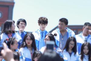 吴磊回高中参加毕业典礼 穿校服青春帅气(图)