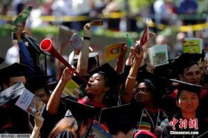 在美留学生靠求职中介找工作 收费不菲收效一般