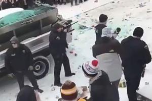 美国大学生打雪仗引发混乱 警察发射彩弹驱赶