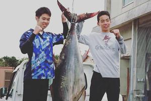 日本初中生徒手制服近2米大鱼 扛到居酒屋烧烤