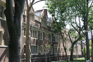 美国一学校发现1950年代手袋 物归80岁原主