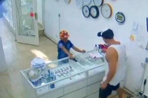 阿根廷9岁娃“持枪”抢劫 珠宝店主将其轰出