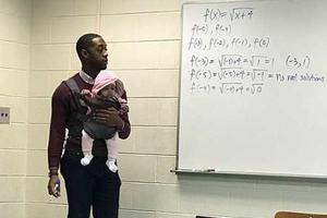 大学生带女婴进课堂 教授边上课边抱娃当奶爸