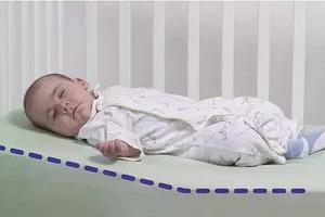 美国一名男学生带娃上课 教授有爱充当奶爸