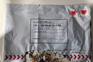 英国多地交通枢纽及大学收到可疑危险包裹