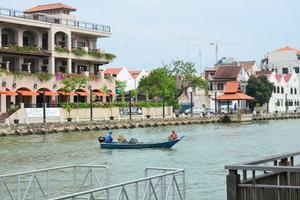 大马河流毒气事件扩大 又有40人入院13学校将停课