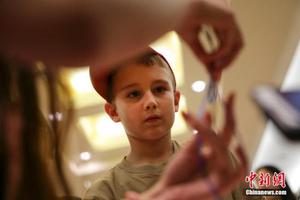 学生旷课率高？美国学校安排专人叫起床