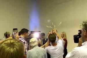 澳议员将新西兰枪击案归咎于移民 遭17岁少年现场扔鸡蛋