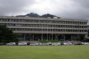 为送女儿进名校 韩国大学教授强迫学生代写论文