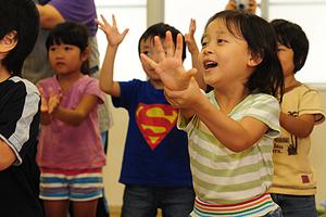 在孩子和工作间为难?日本保育园设置“猫头鹰班”