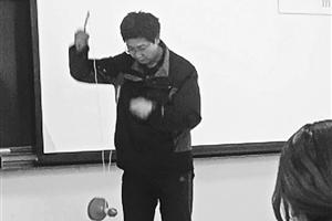 大学老师创秘笈：学生不做“低头族”