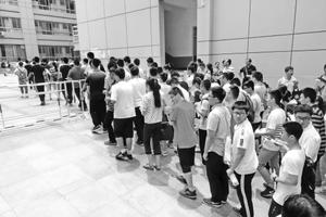 往年几百人为自主招生排队盖章 今年却变“安静”