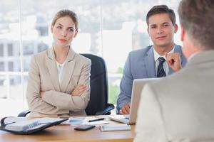 美国和英国大学研究：男人太帅会被同性上级讨厌