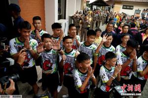 获救泰国足球少年访日本福岛 与当地学生交流比赛