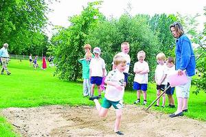 英国一小学周五提早放学 称临近周末学生无心上课