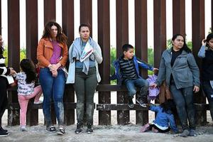 中美洲移民为何偷渡美国 看到当地广告承诺“免费发钱”