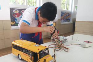 长沙学生小发明：防止小朋友被遗留校车内