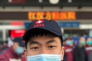 武汉方舱医院里一名18岁高考生的爱与怕