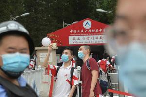 高考时再见！今早北京高三学生提前道别(组图)
